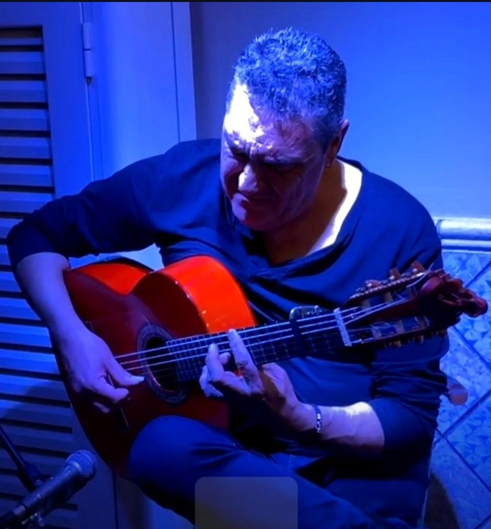 Ángel Barrera tocando la guitarra española
